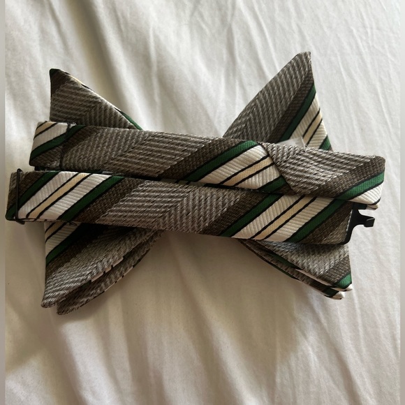 Men’s gray /green pattern adjustable bow tie - Picture 2 of 2